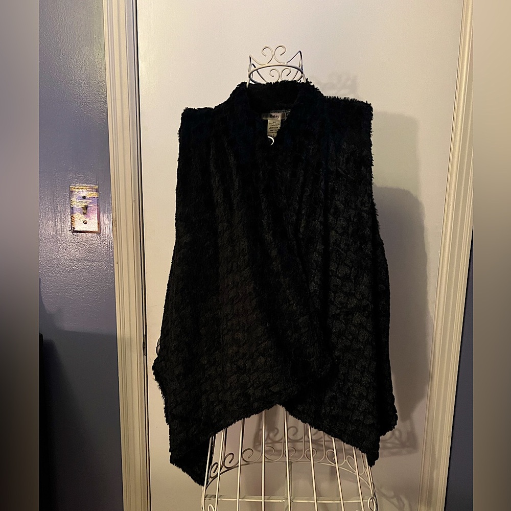 Black Easley faux fur vest. Size L.